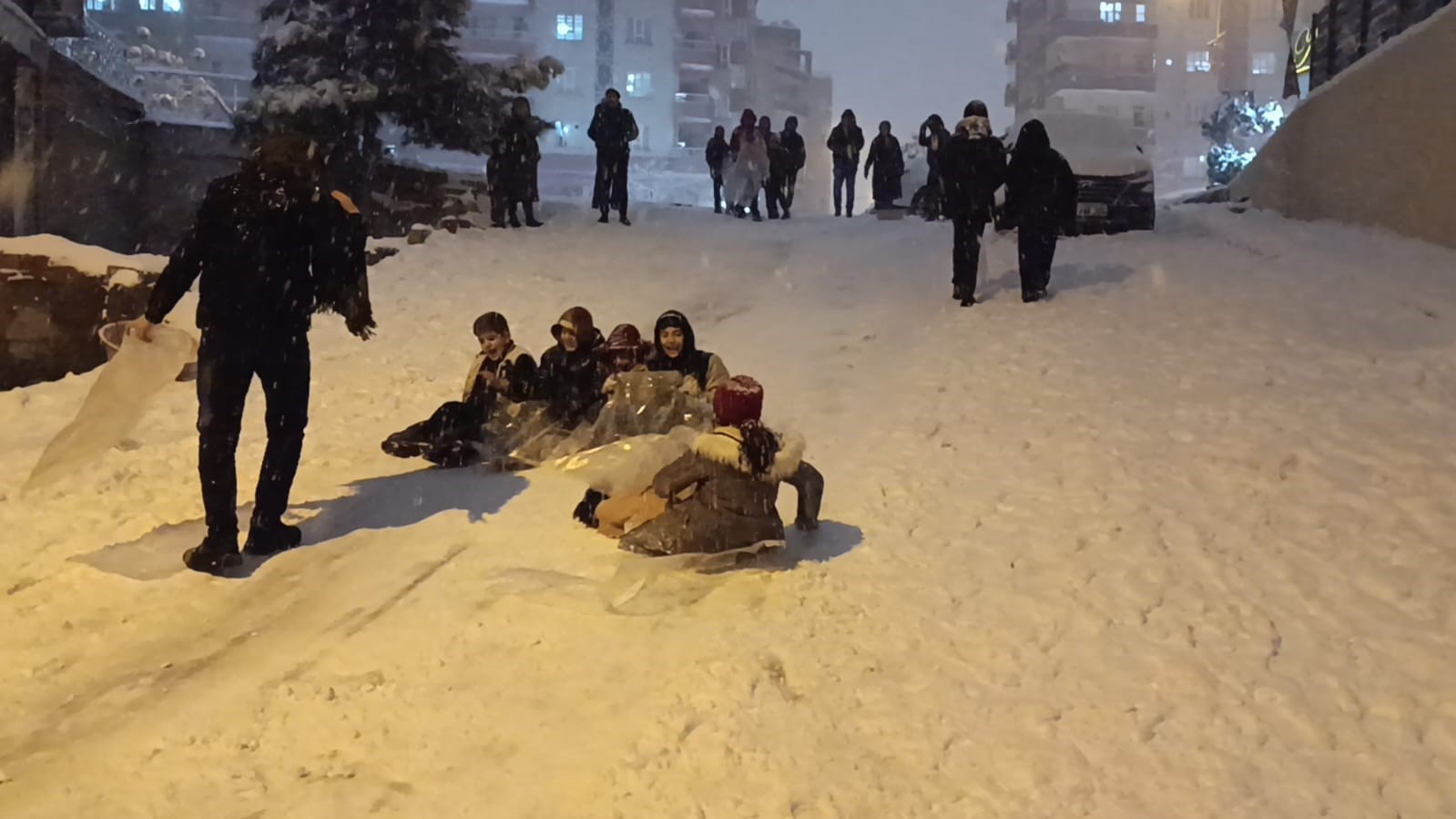 Batman’da yıllar sonra gelen kar sevinci: Davul zurna, halay ve kızak keyfi
Batman’da yıllar sonra gelen kar sevinci: Davul zurna, halay ve kızak keyfi