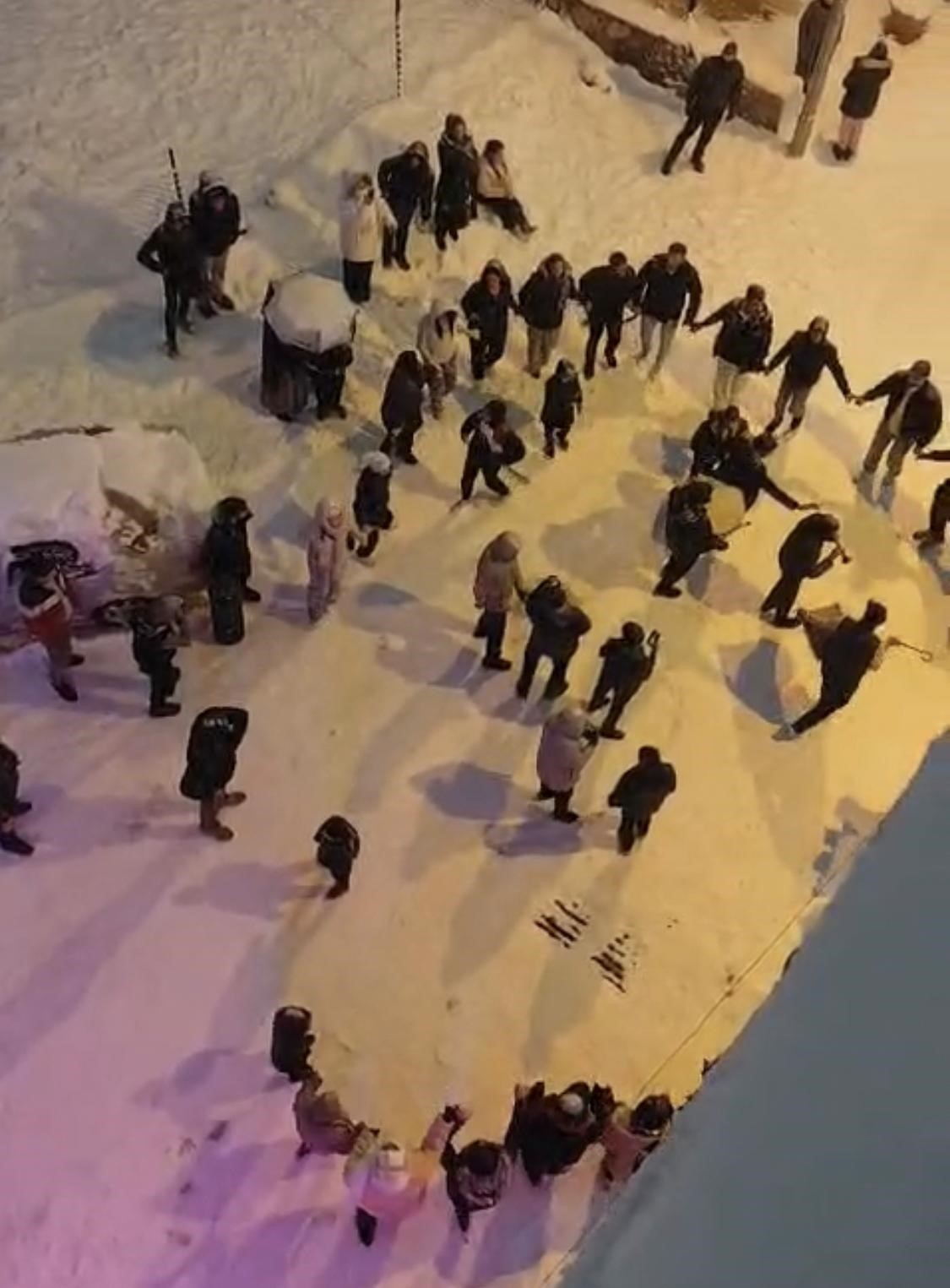 Batman’da yıllar sonra gelen kar sevinci: Davul zurna, halay ve kızak keyfi
Batman’da yıllar sonra gelen kar sevinci: Davul zurna, halay ve kızak keyfi