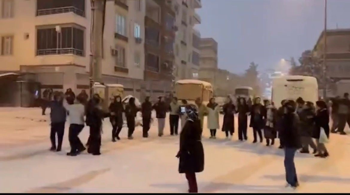 Batman’da yıllar sonra gelen kar sevinci: Davul zurna, halay ve kızak keyfi
Batman’da yıllar sonra gelen kar sevinci: Davul zurna, halay ve kızak keyfi