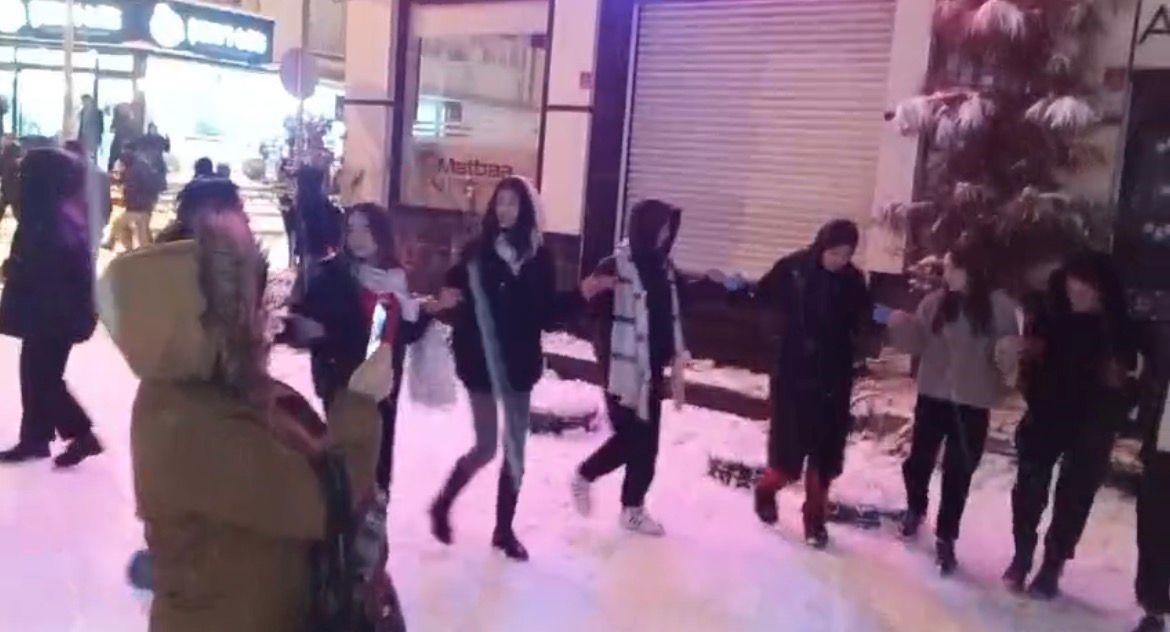 Batman’da yıllar sonra gelen kar sevinci: Davul zurna, halay ve kızak keyfi
Batman’da yıllar sonra gelen kar sevinci: Davul zurna, halay ve kızak keyfi