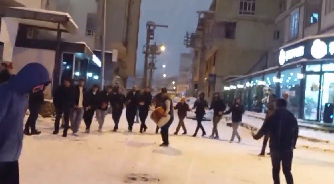 Batman’da yıllar sonra gelen kar sevinci: Davul zurna, halay ve kızak keyfi
Batman’da yıllar sonra gelen kar sevinci: Davul zurna, halay ve kızak keyfi