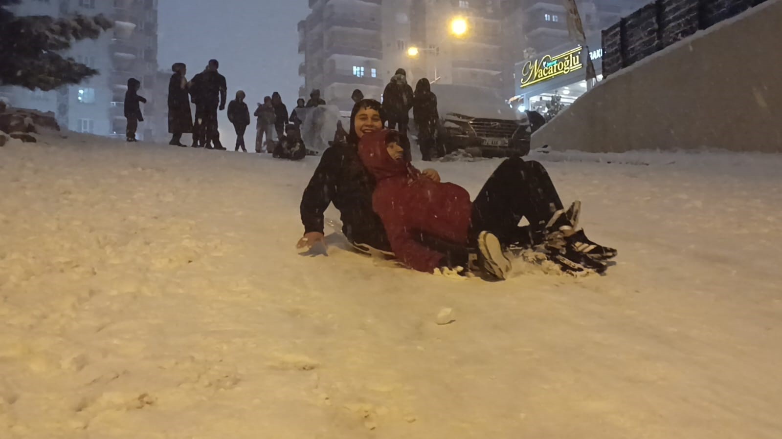 Batman’da yıllar sonra gelen kar sevinci: Davul zurna, halay ve kızak keyfi
Batman’da yıllar sonra gelen kar sevinci: Davul zurna, halay ve kızak keyfi