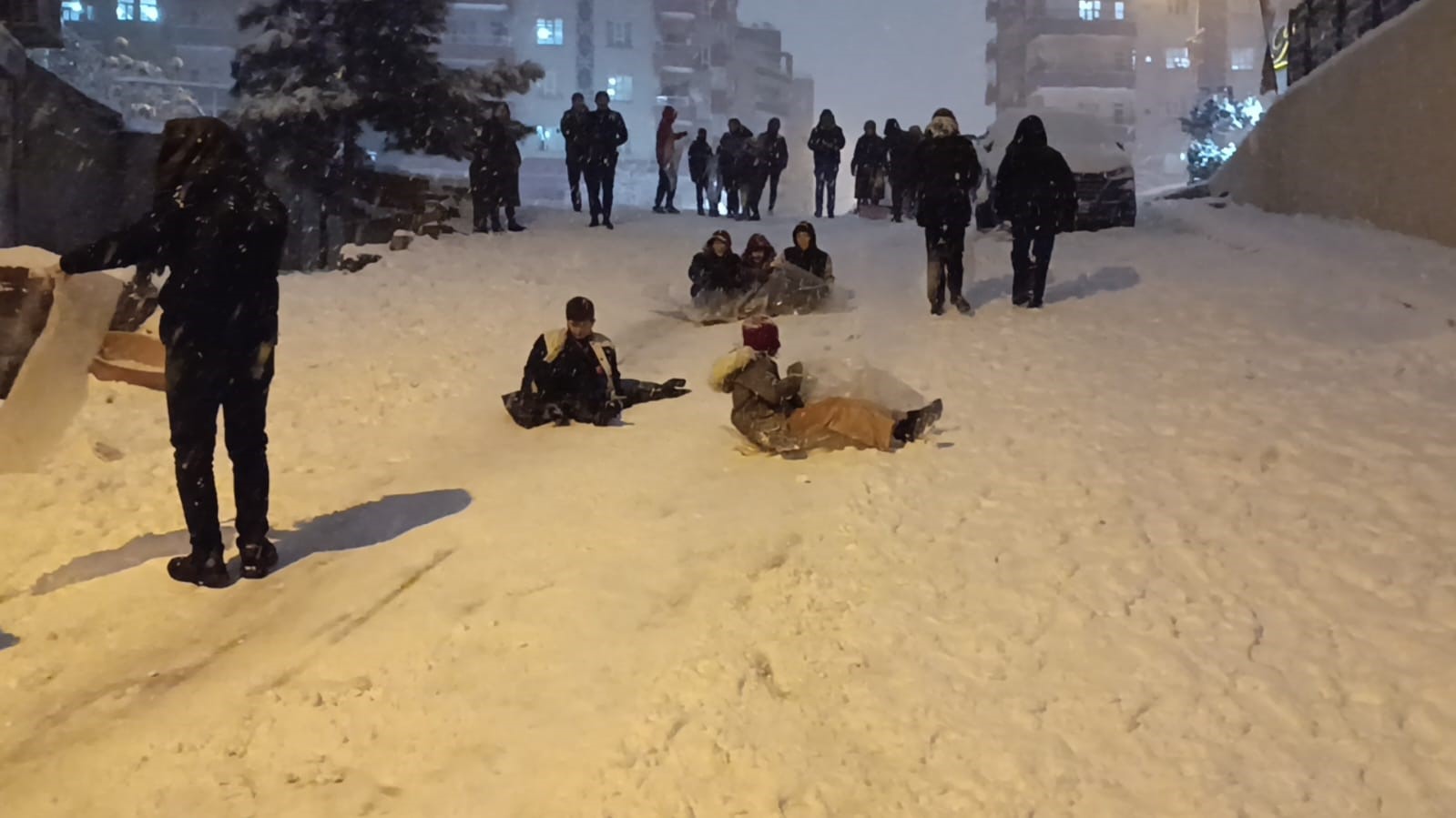 Batman’da yıllar sonra gelen kar sevinci: Davul zurna, halay ve kızak keyfi
Batman’da yıllar sonra gelen kar sevinci: Davul zurna, halay ve kızak keyfi
