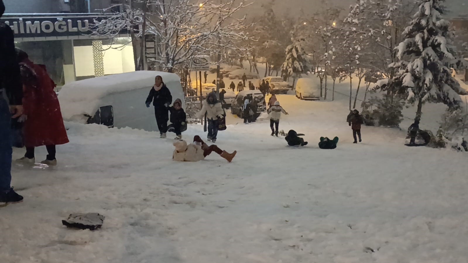 Batman’da yıllar sonra gelen kar sevinci: Davul zurna, halay ve kızak keyfi
Batman’da yıllar sonra gelen kar sevinci: Davul zurna, halay ve kızak keyfi