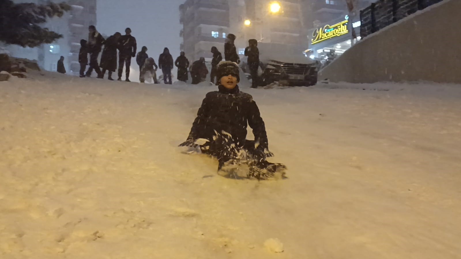 Batman’da yıllar sonra gelen kar sevinci: Davul zurna, halay ve kızak keyfi
Batman’da yıllar sonra gelen kar sevinci: Davul zurna, halay ve kızak keyfi