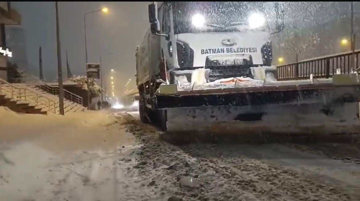Batman’da yoğun kar yağışı sürücülere zor anlar yaşattı
