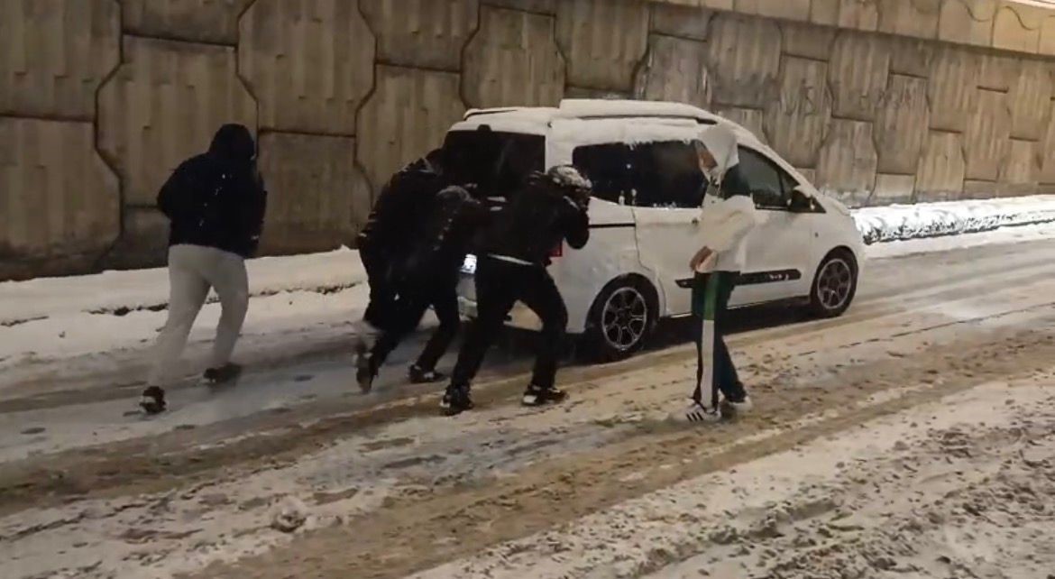 Batman’da yoğun kar yağışı sürücülere zor anlar yaşattı
