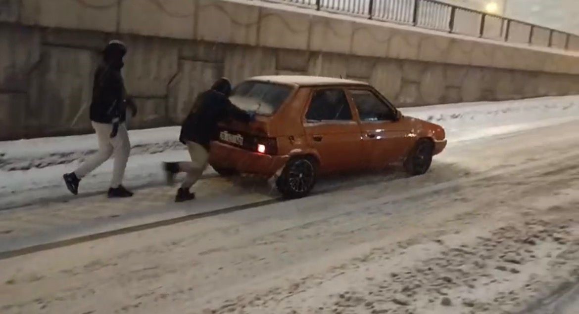 Batman’da yoğun kar yağışı sürücülere zor anlar yaşattı
