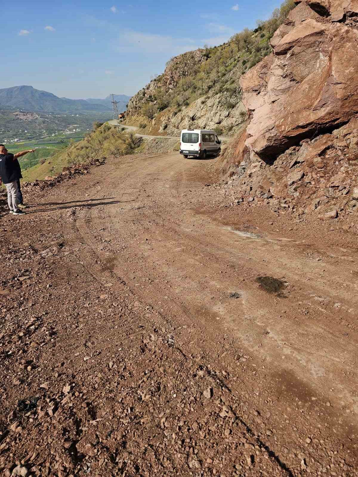 Batman’da yola düşen kayaların kapattığı grup köy yolu ulaşıma açıldı
