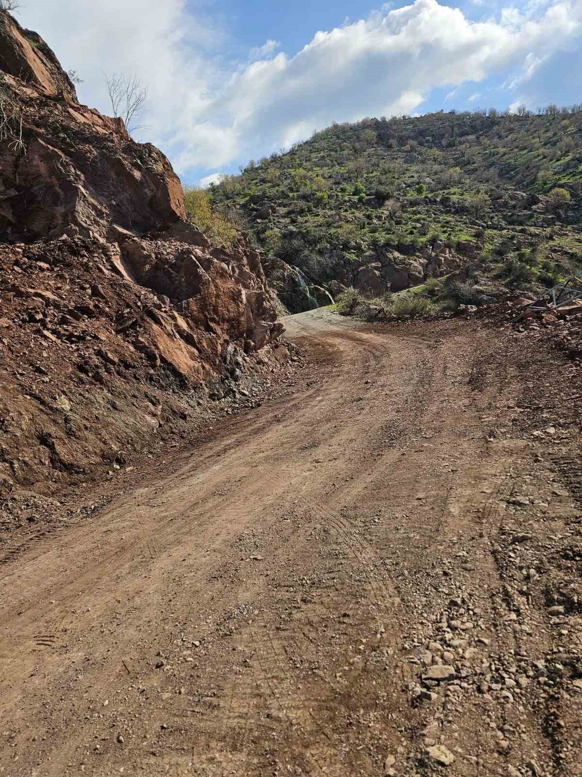 Batman’da yola düşen kayaların kapattığı grup köy yolu ulaşıma açıldı
