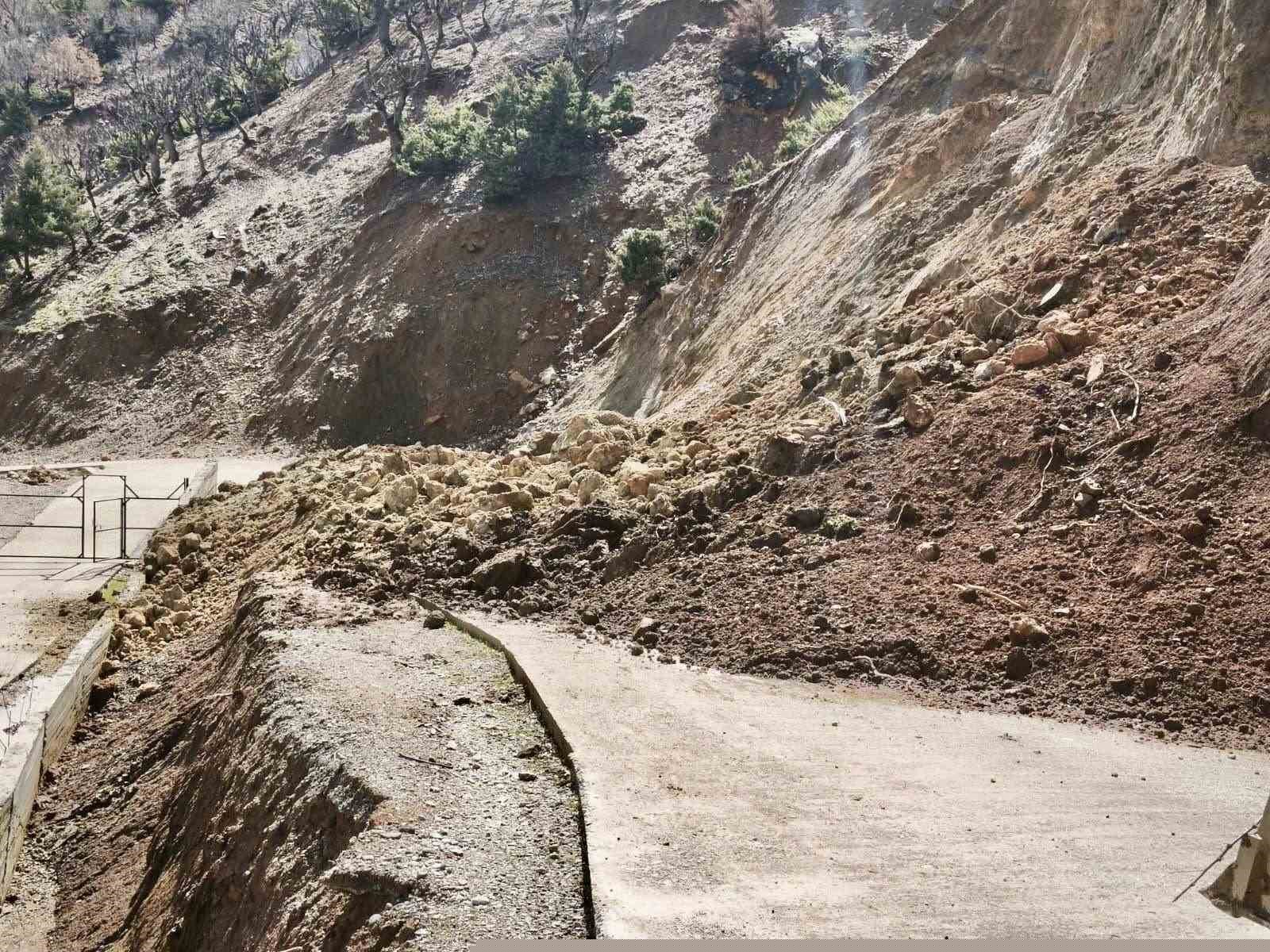 Batman’ın üç ilçesinde meydana gelen toprak kayması ulaşımda aksamalara neden oldu
