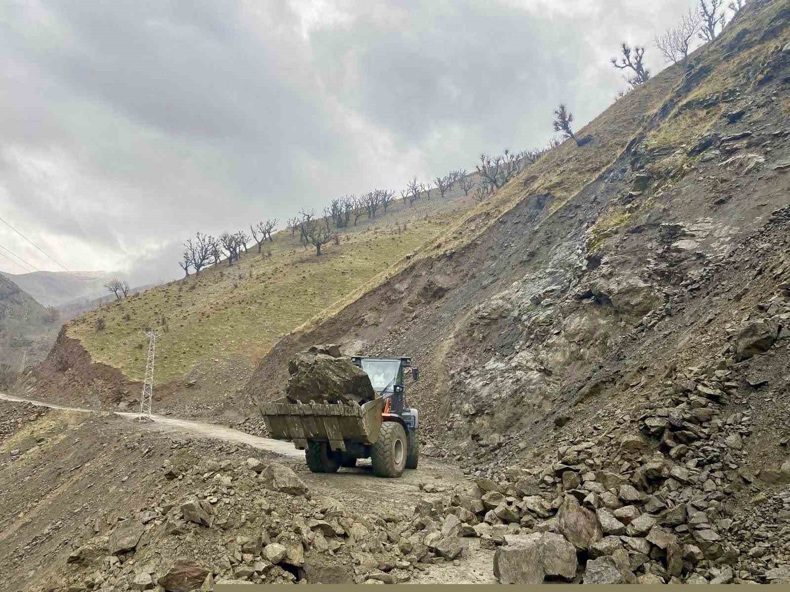 Batman’ın üç ilçesinde meydana gelen toprak kayması ulaşımda aksamalara neden oldu
