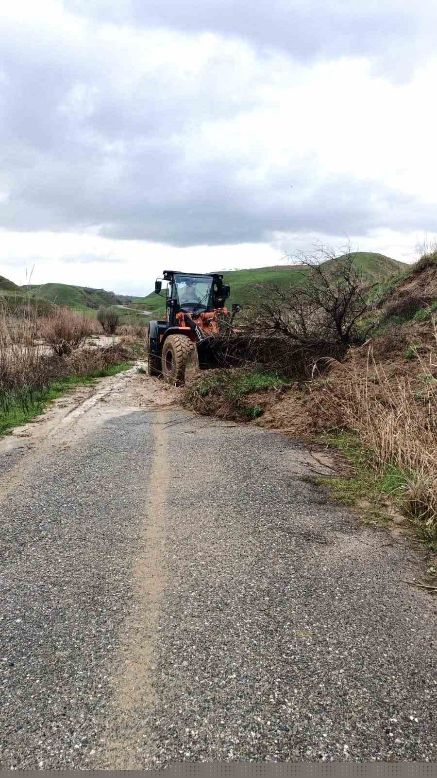 Batman’ın üç ilçesinde meydana gelen toprak kayması ulaşımda aksamalara neden oldu
