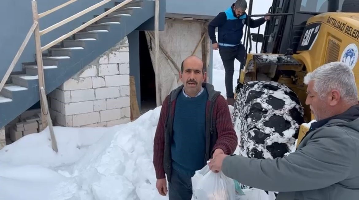 Battalgazi Belediyesi ekipleri 21 kilometre yolu açarak hastaya ilaçlarını yetiştirdi
