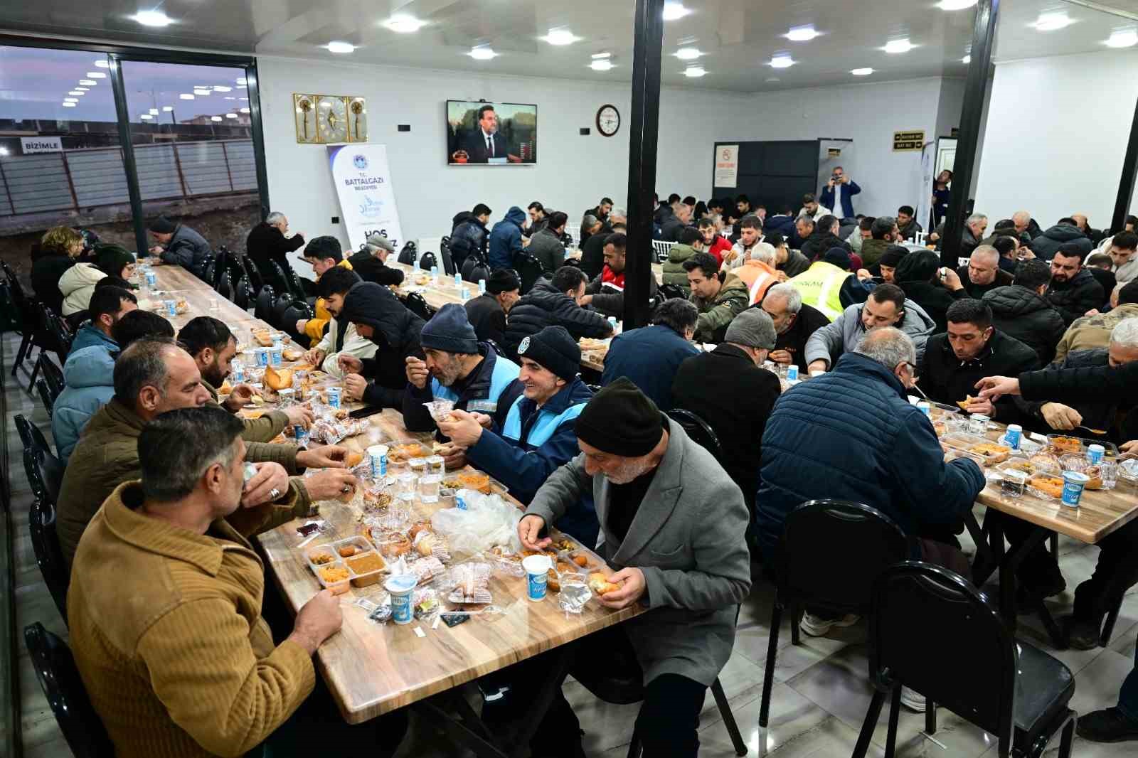Battalgazi Belediyesi iftarı çadırlarda değil restoranda veriyor
