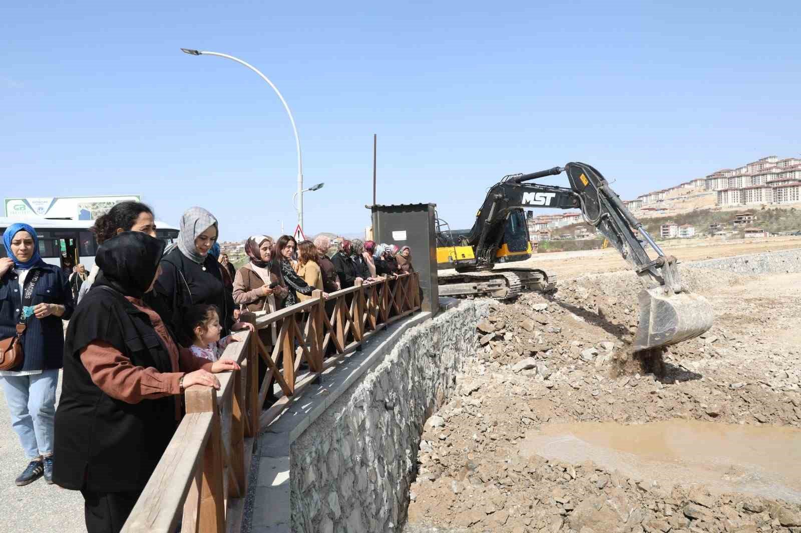 Battalgazi Belediyesi proje ve yatırımları AK Parti Yeşilyurt Kadın Kolları’na tanıtıldı
