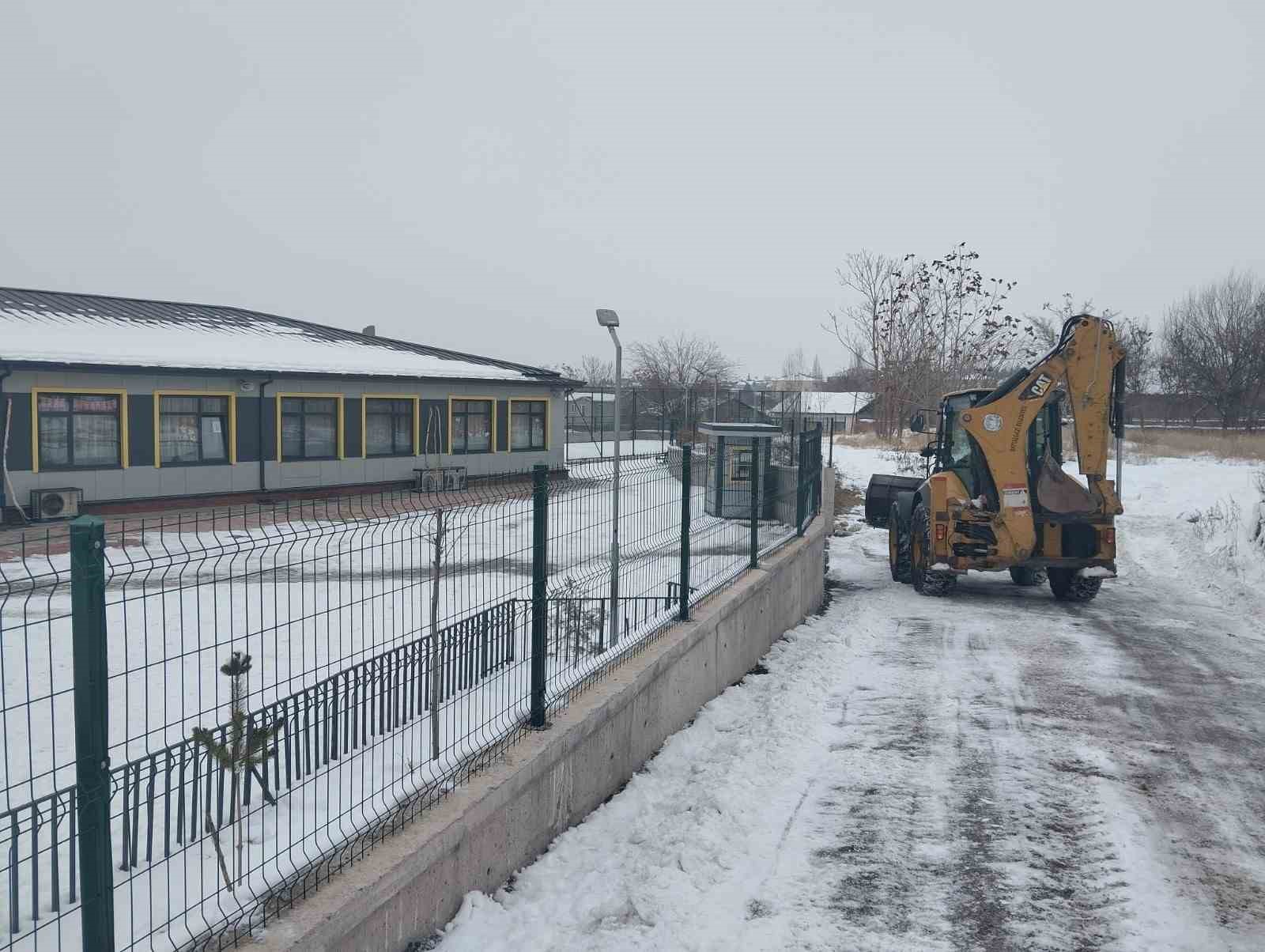 Battalgazi Belediyesi’nden okul bahçelerinde kar temizliği
