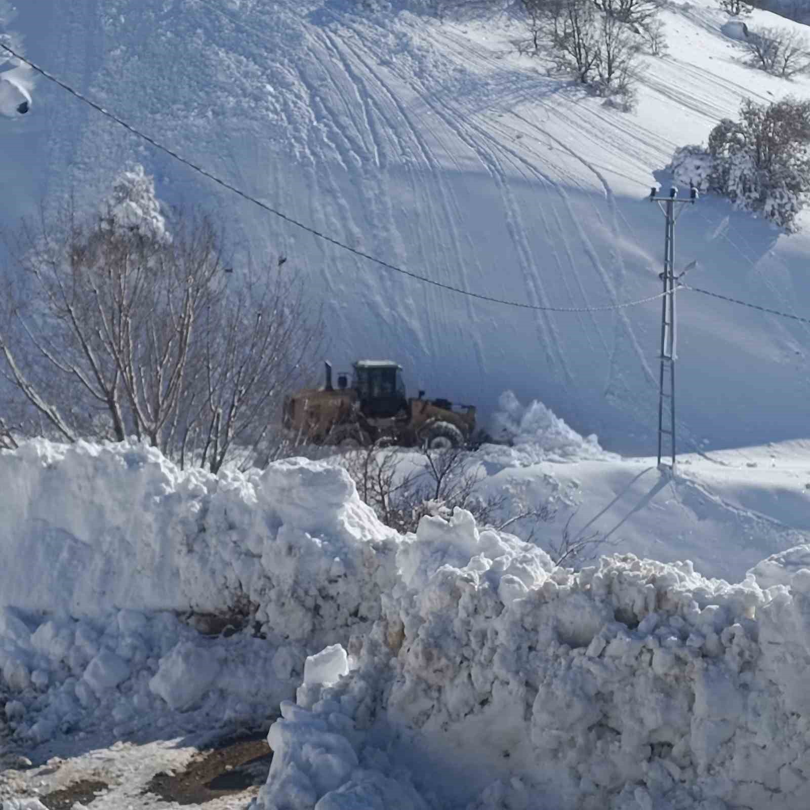 Battalgazi’de 1 metreyi bulan karla mücadele
