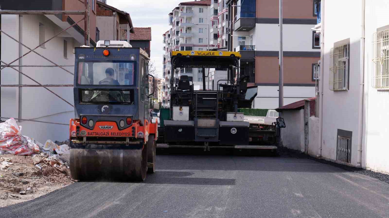 Battalgazi’de asfalt çalışmaları sürüyor
Battalgazi’de asfalt çalışmaları sürüyor