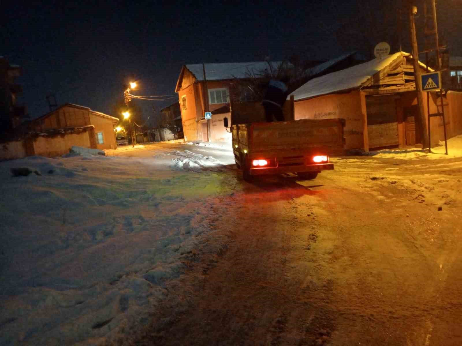 Battalgazi’de buzlanmaya karşı tuzlama mesaisi
Battalgazi’de buzlanmaya karşı tuzlama mesaisi