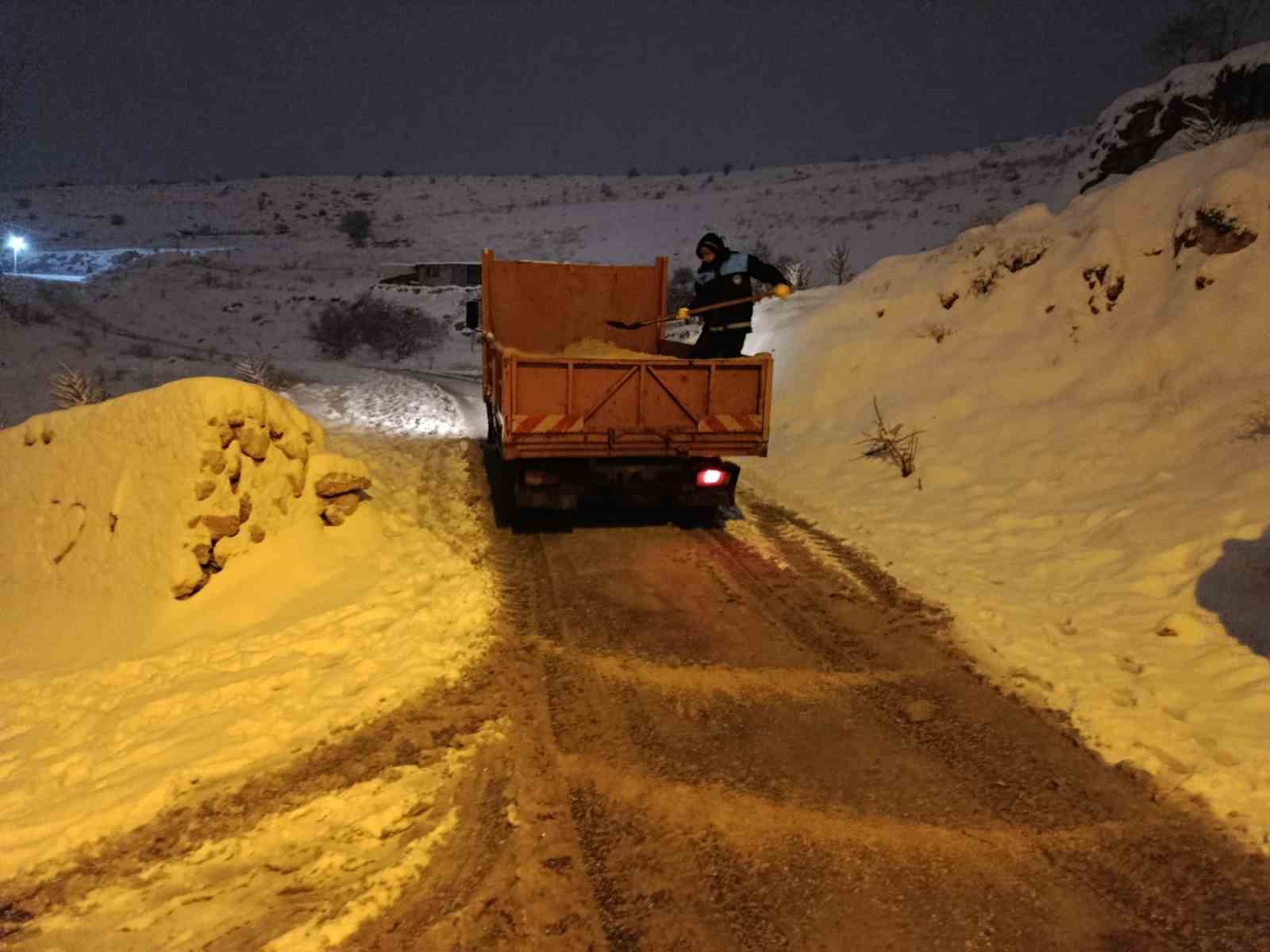 Battalgazi’de buzlanmaya karşı tuzlama mesaisi
Battalgazi’de buzlanmaya karşı tuzlama mesaisi