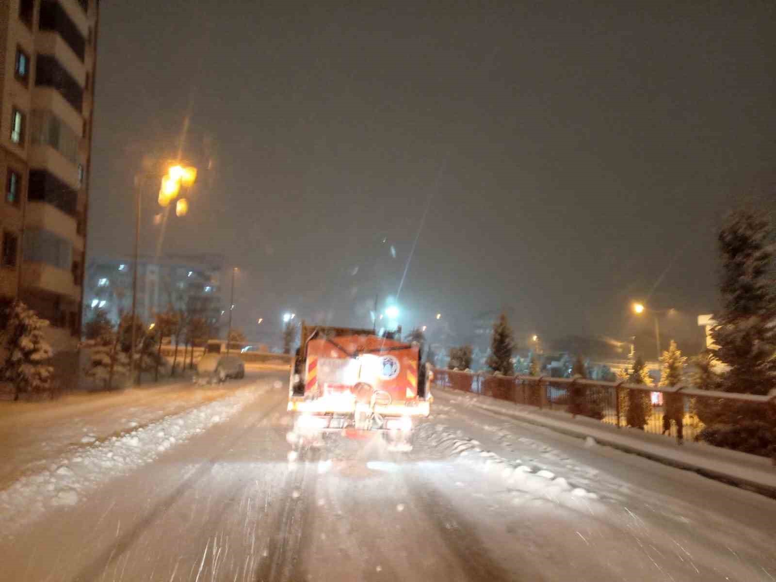 Battalgazi’de buzlanmaya karşı tuzlama mesaisi
Battalgazi’de buzlanmaya karşı tuzlama mesaisi