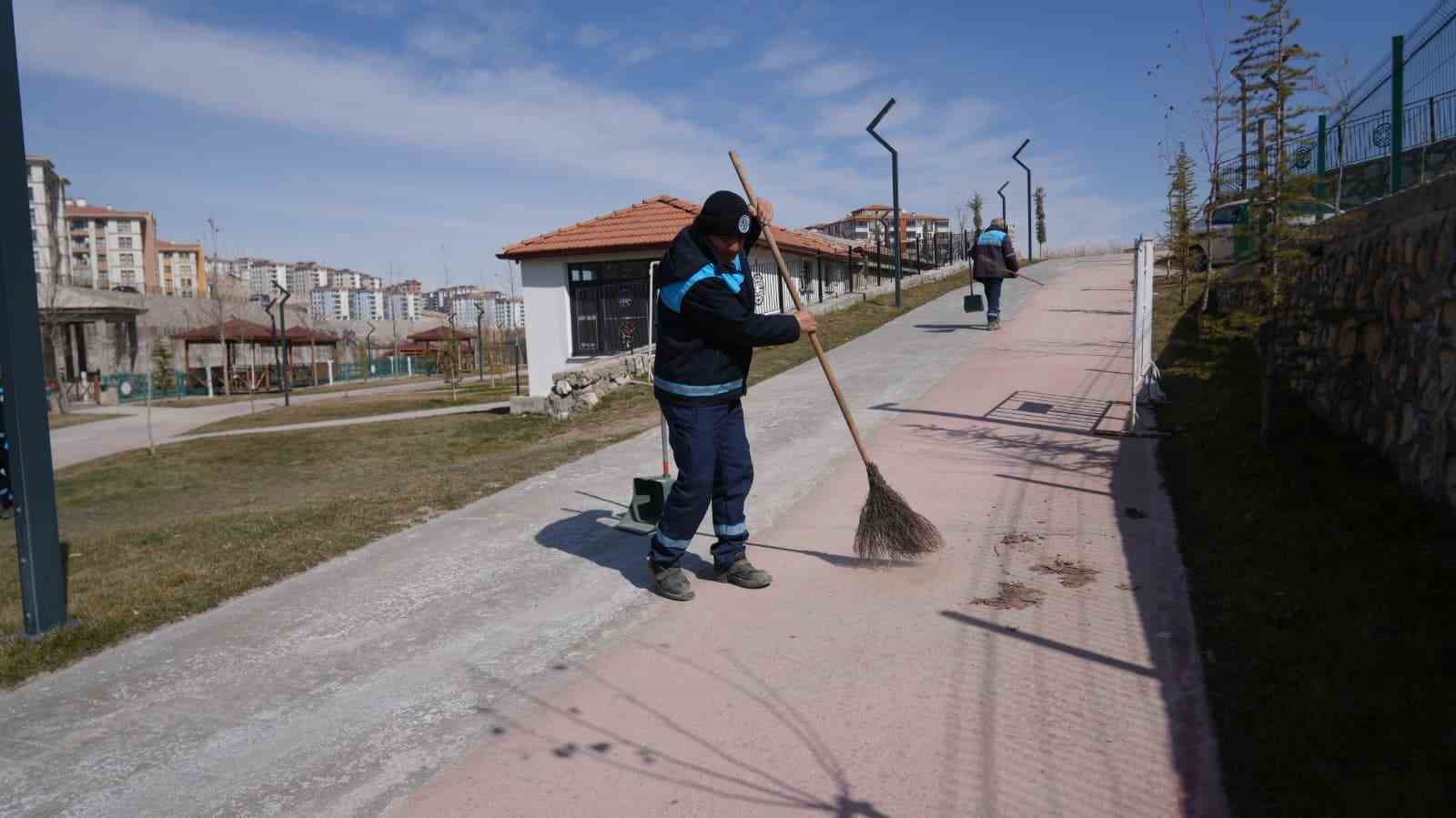 Battalgazi’de Derme Deresi çevresinde temizlik ve yıkama çalışması
