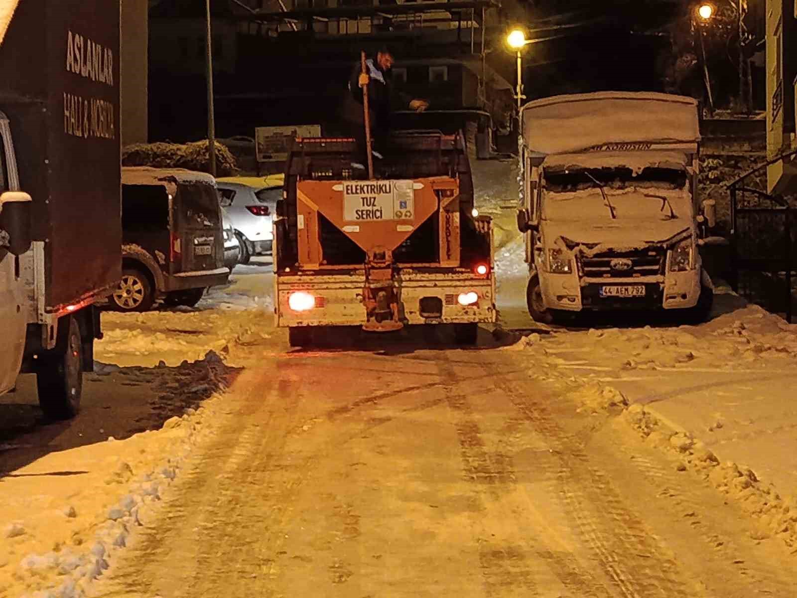 Battalgazi’de gece boyu kar mesaisi
Battalgazi’de gece boyu kar mesaisi