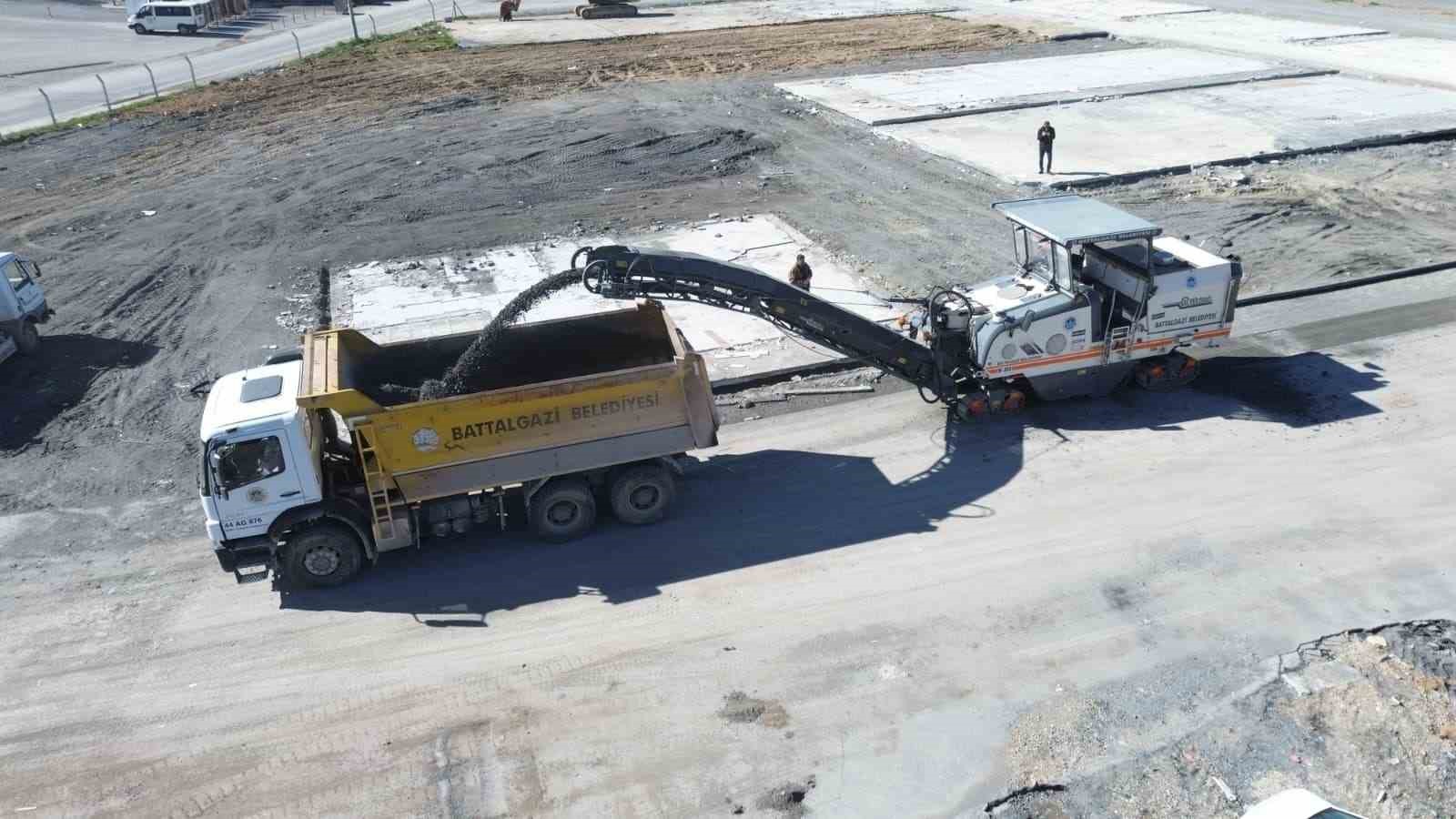 Battalgazi’de sökülen asfalt kırsal yollarda değerlendiriliyor
