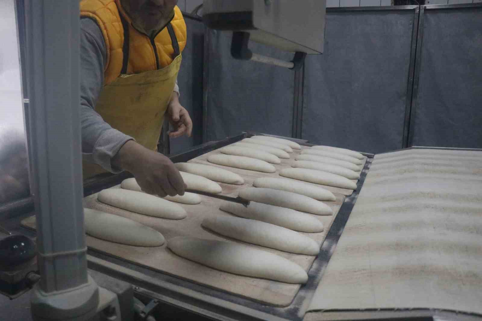 Bayat ekmek fiyatına sıcak ekmek: Mahalle esnafından emsal davranış
