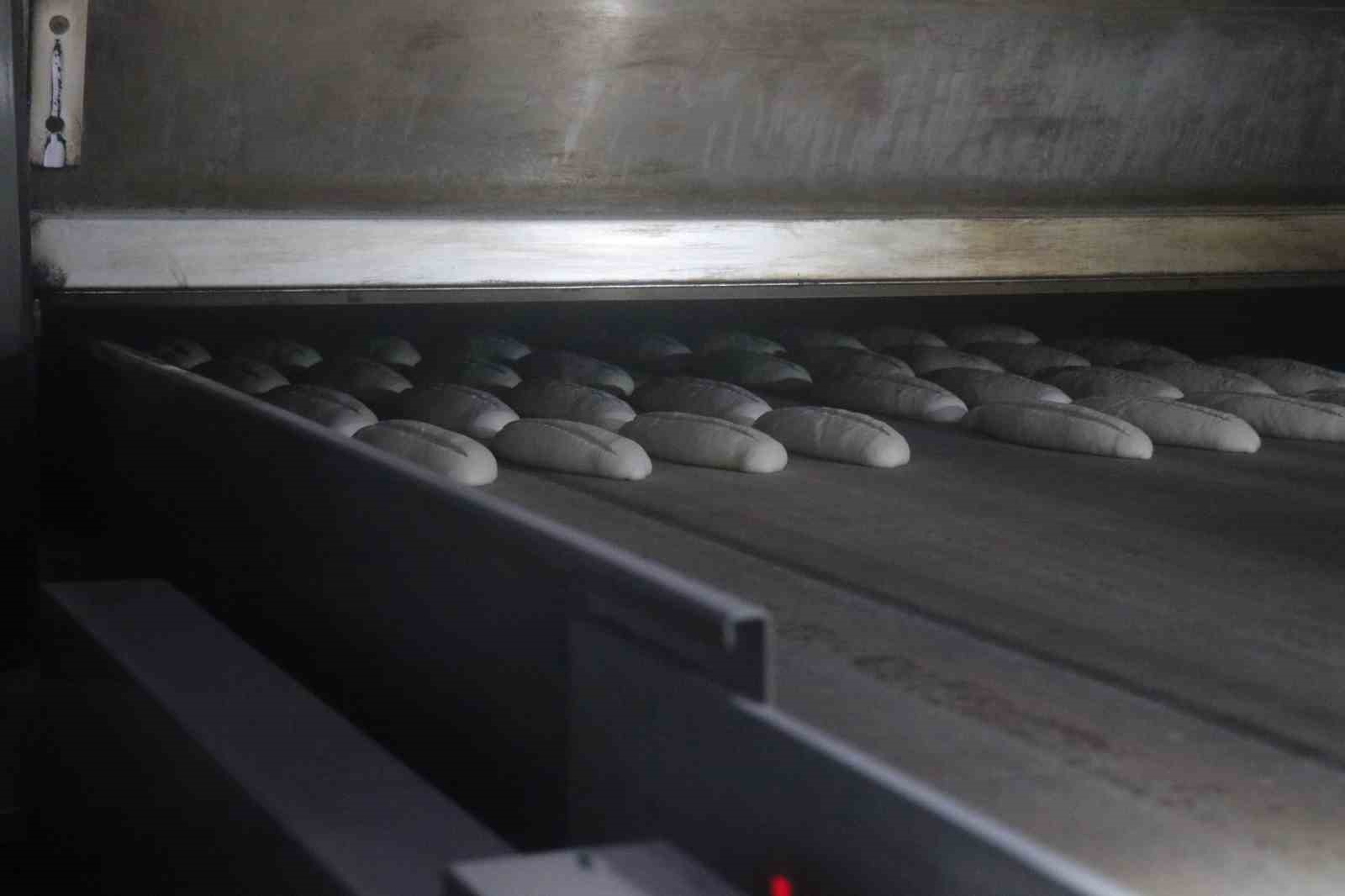 Bayat ekmek fiyatına sıcak ekmek: Mahalle esnafından emsal davranış
