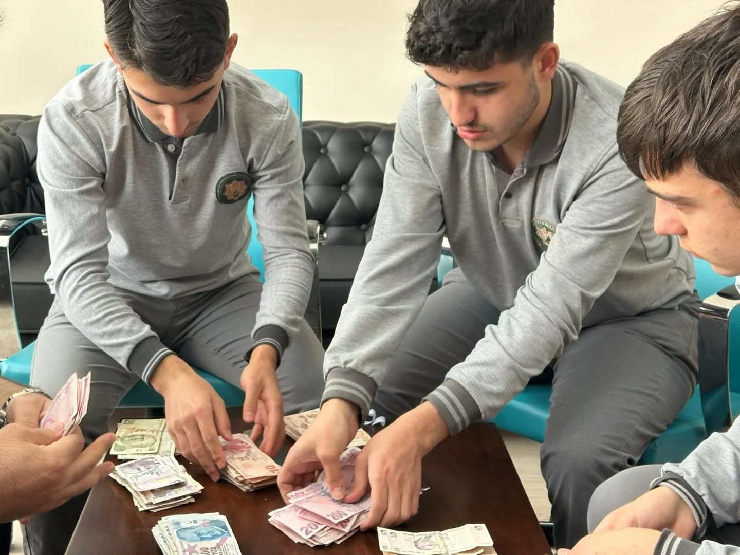 Bayburt Anadolu İmam Hatip Lisesi öğrencilerden ihtiyaç sahiplerine destek
