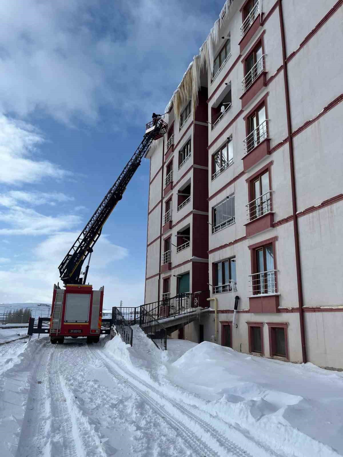 Bayburt buz tuttu; Çatı saçaklarındaki buz sarkıtları ekiplerce temizleniyor
