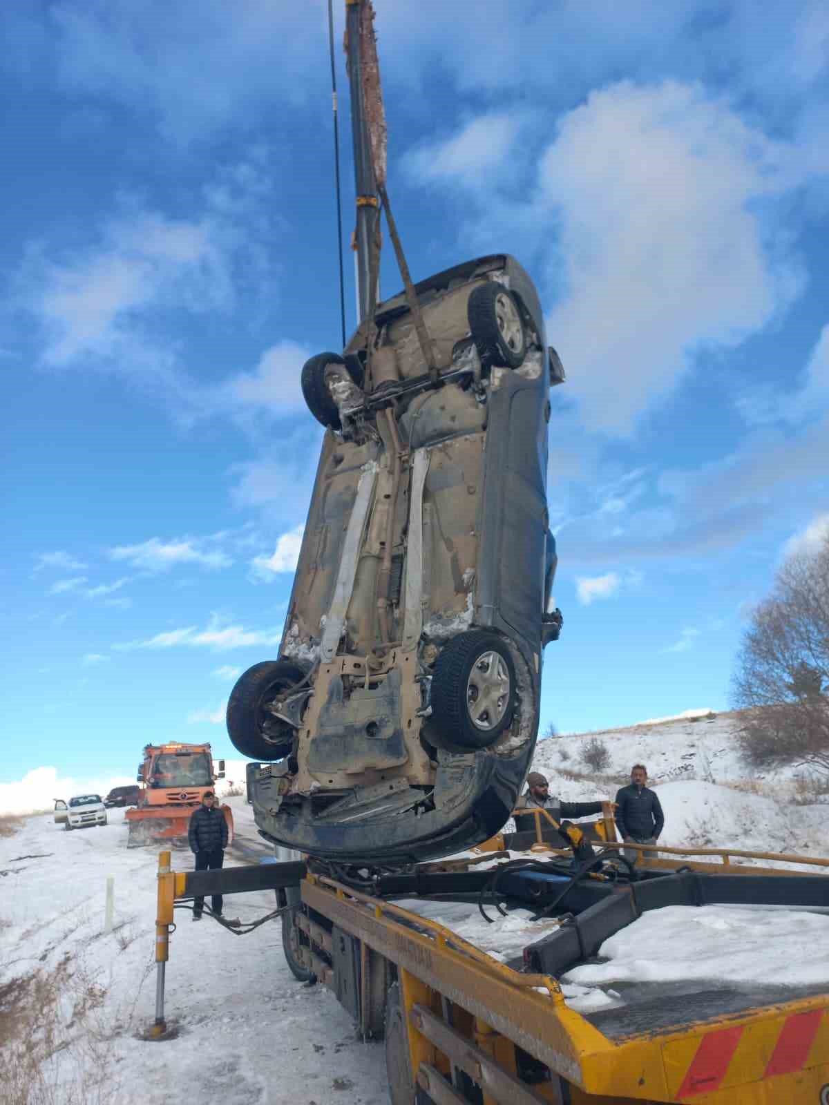 Bayburt-Erzincan yolu can almaya devam ediyor
Bayburt-Erzincan yolu can almaya devam ediyor