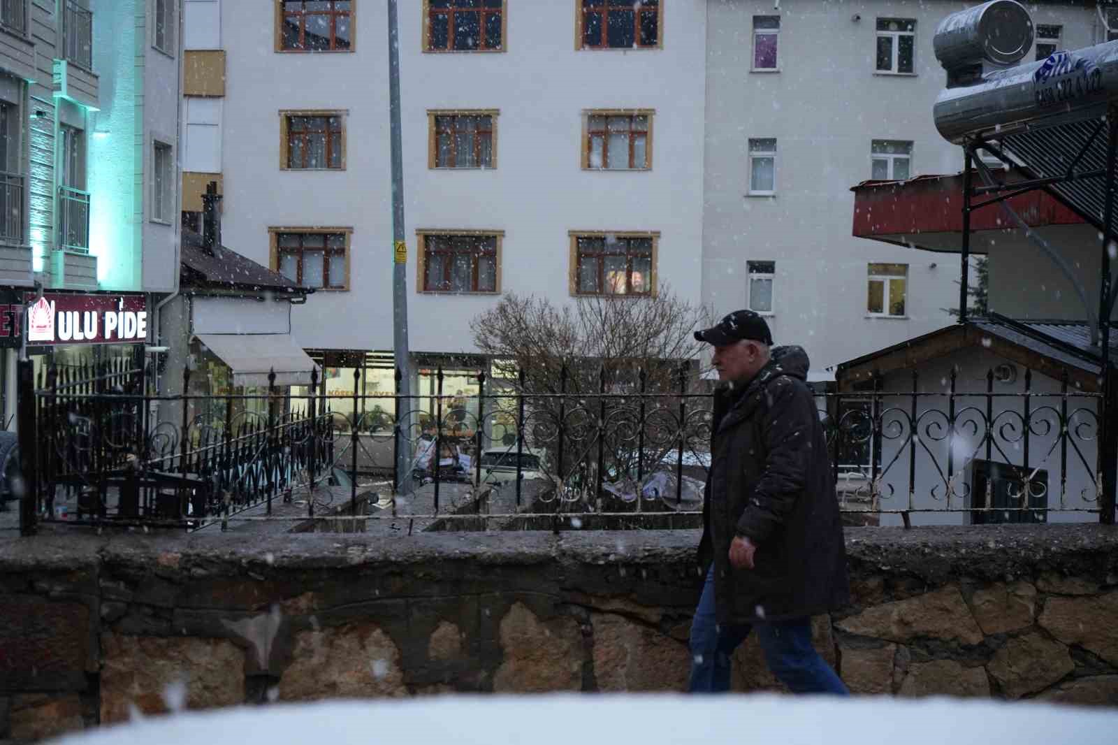Bayburt kent merkezinde ve yüksek kesimlerde kar yağışı etkili oldu
