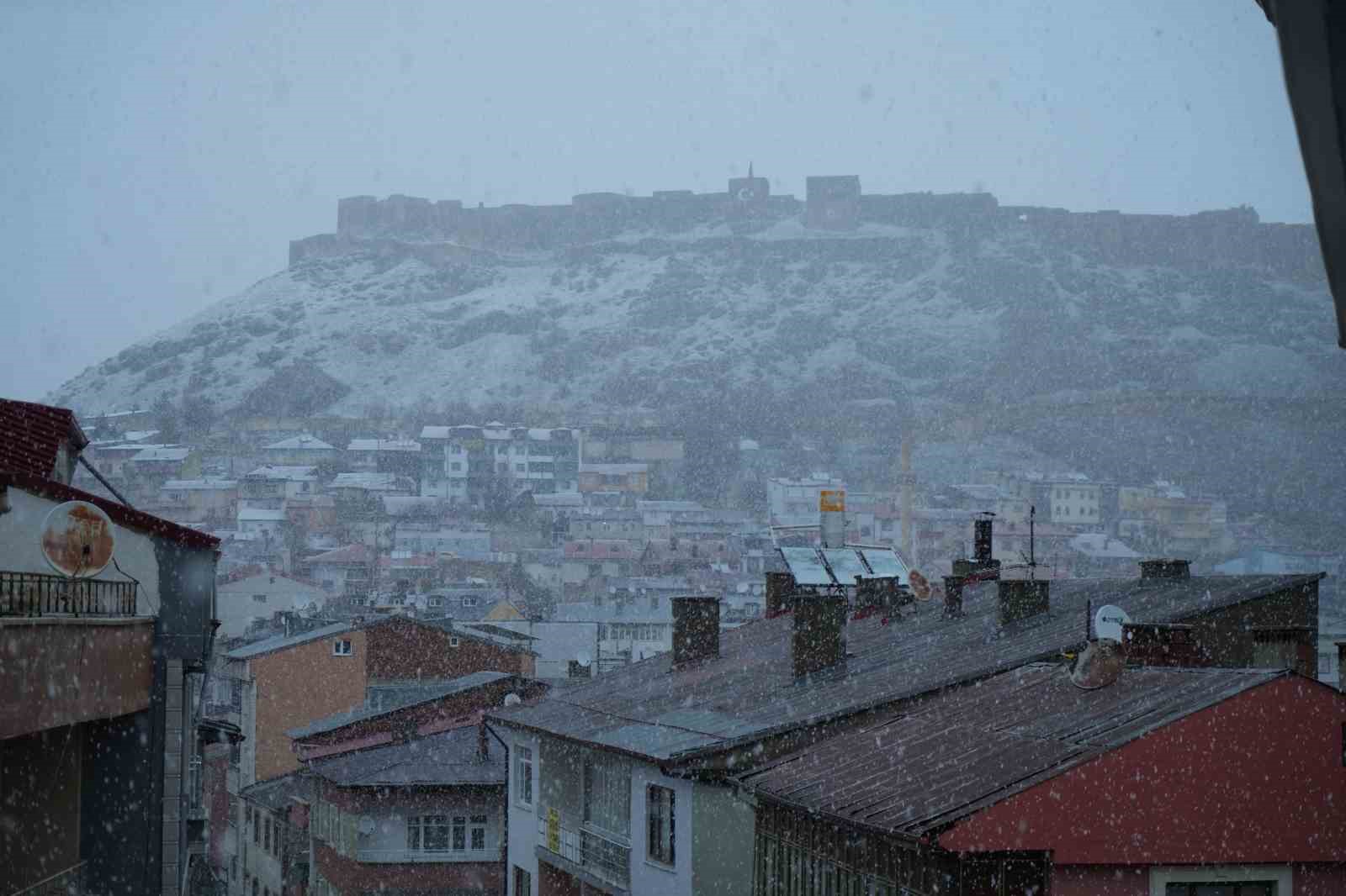 Bayburt kent merkezinde ve yüksek kesimlerde kar yağışı etkili oldu

