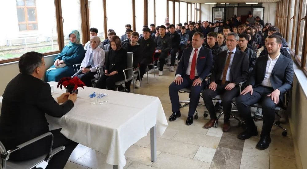 Bayburt Lisesi öğrencilerine kariyer tavsiyeleri verildi
