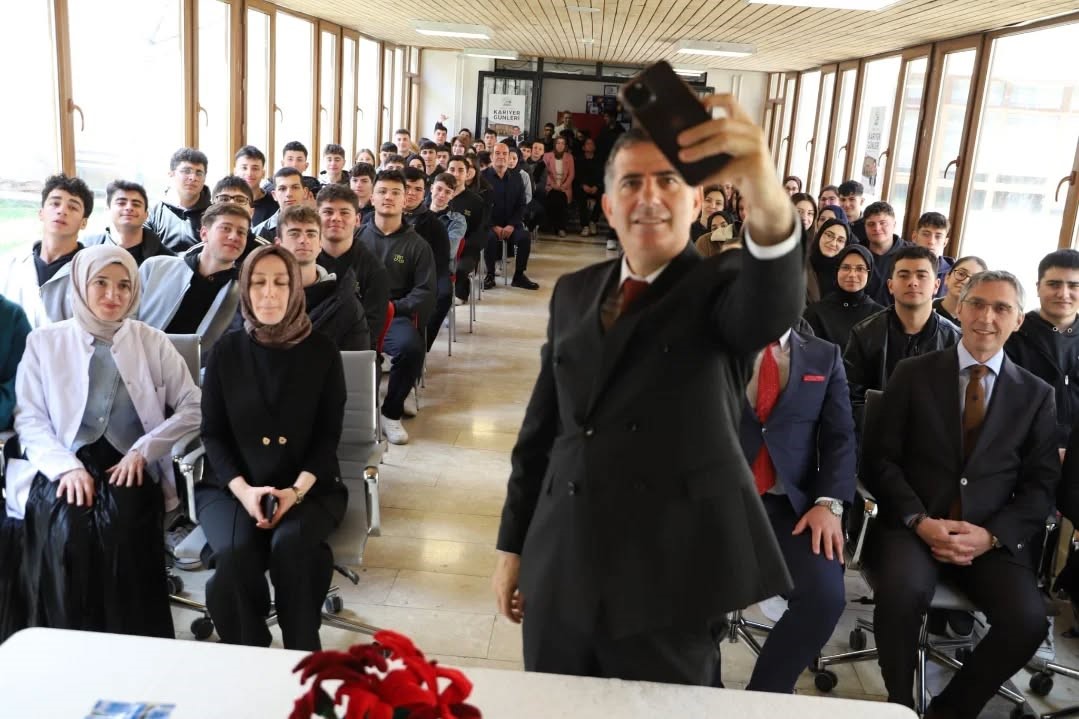 Bayburt Lisesi öğrencilerine kariyer tavsiyeleri verildi
