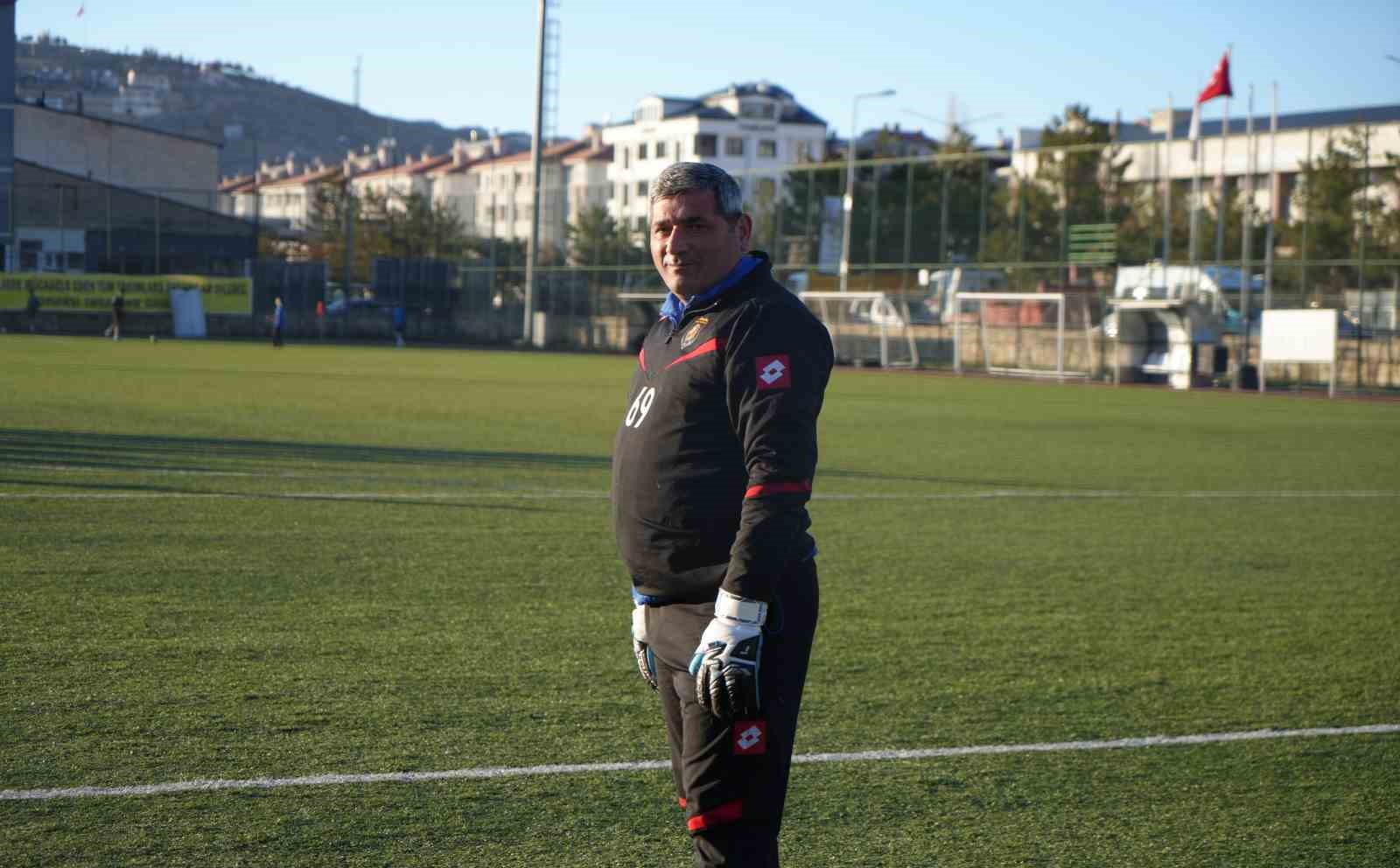 ’Bayburt’ müdür hem ismiyle hem de 40 yıllık futbol tutkusuyla dikkat çekiyor
