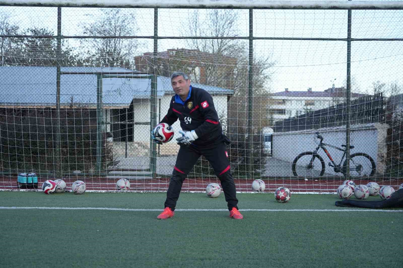 ’Bayburt’ müdür hem ismiyle hem de 40 yıllık futbol tutkusuyla dikkat çekiyor
