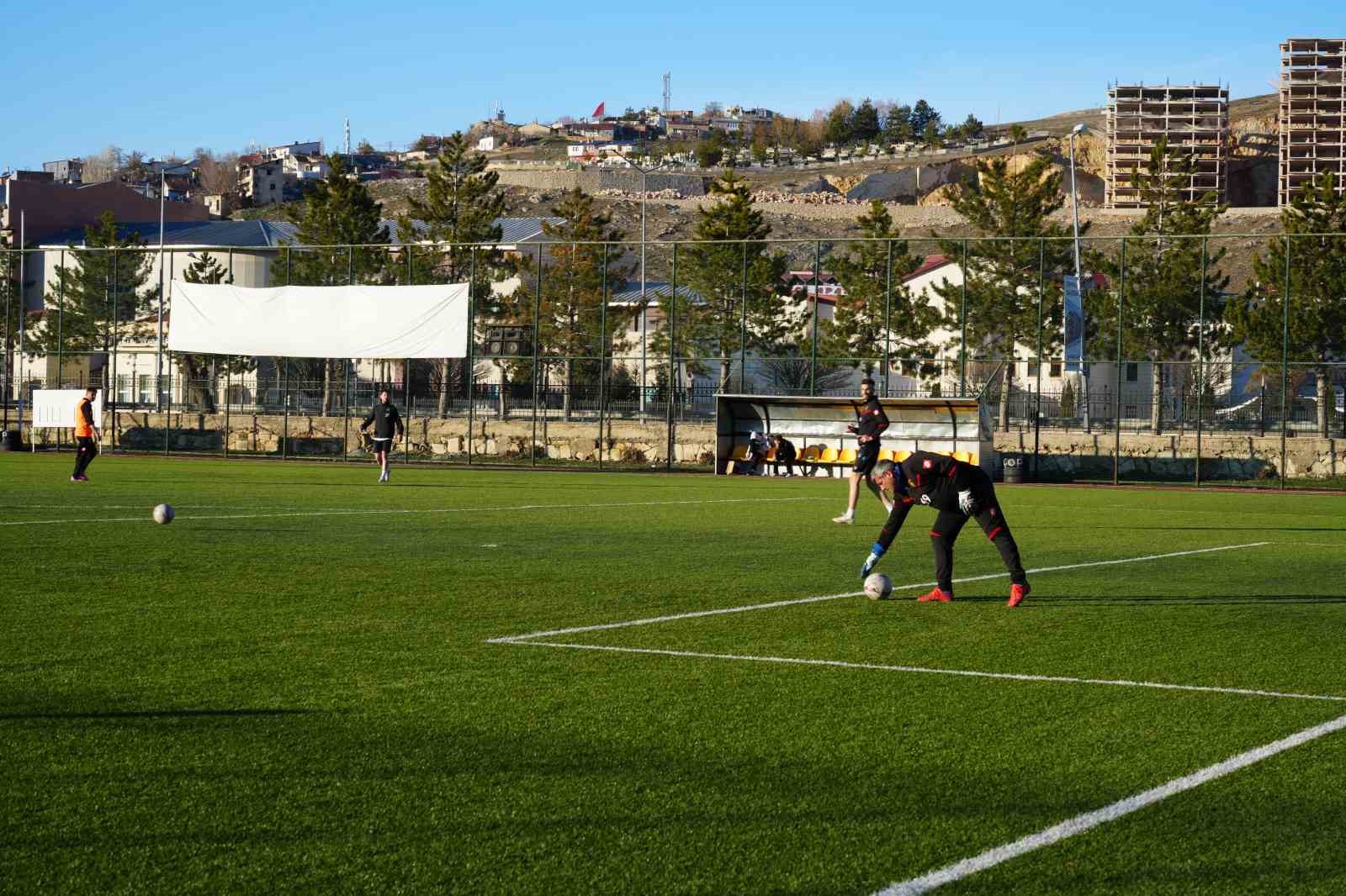 ’Bayburt’ müdür hem ismiyle hem de 40 yıllık futbol tutkusuyla dikkat çekiyor
