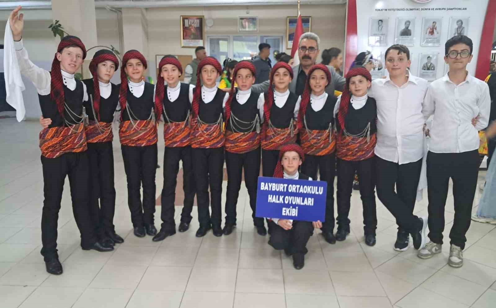 Bayburt Ortaokulu halk oyunlarında Türkiye beşincisi oldu
