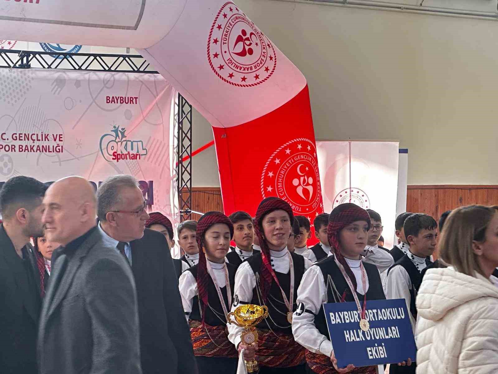 Bayburt Ortaokulu halk oyunlarında Türkiye finallerine yükseldi
