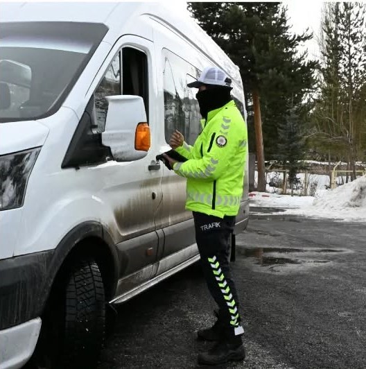 Bayburt polisi huzur ve güven için denetimlerini sürdürüyor

