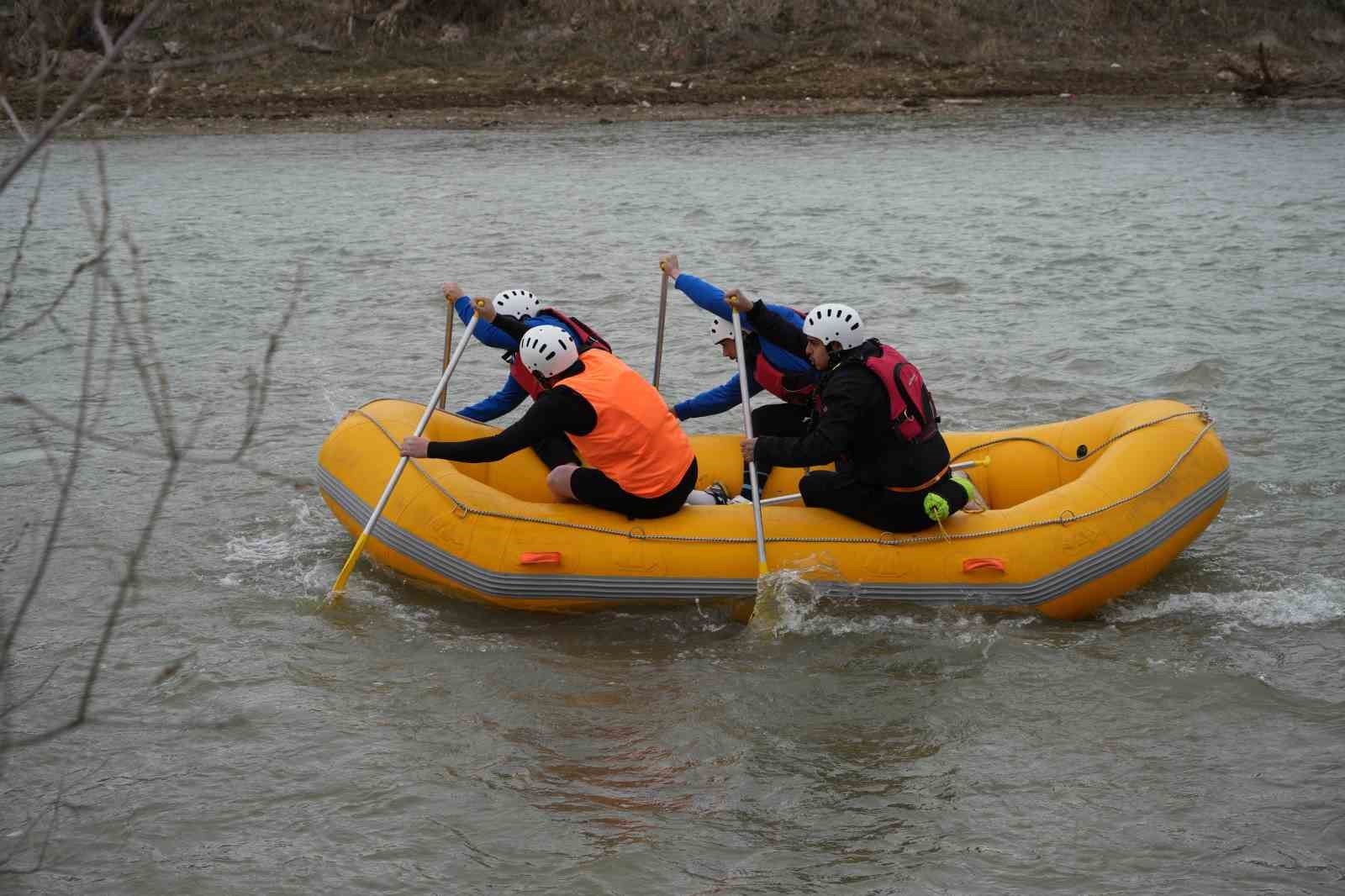 Bayburt Üniversiteler Arası Rafting Şampiyonası nehir inişi yarışıyla tamamlandı
