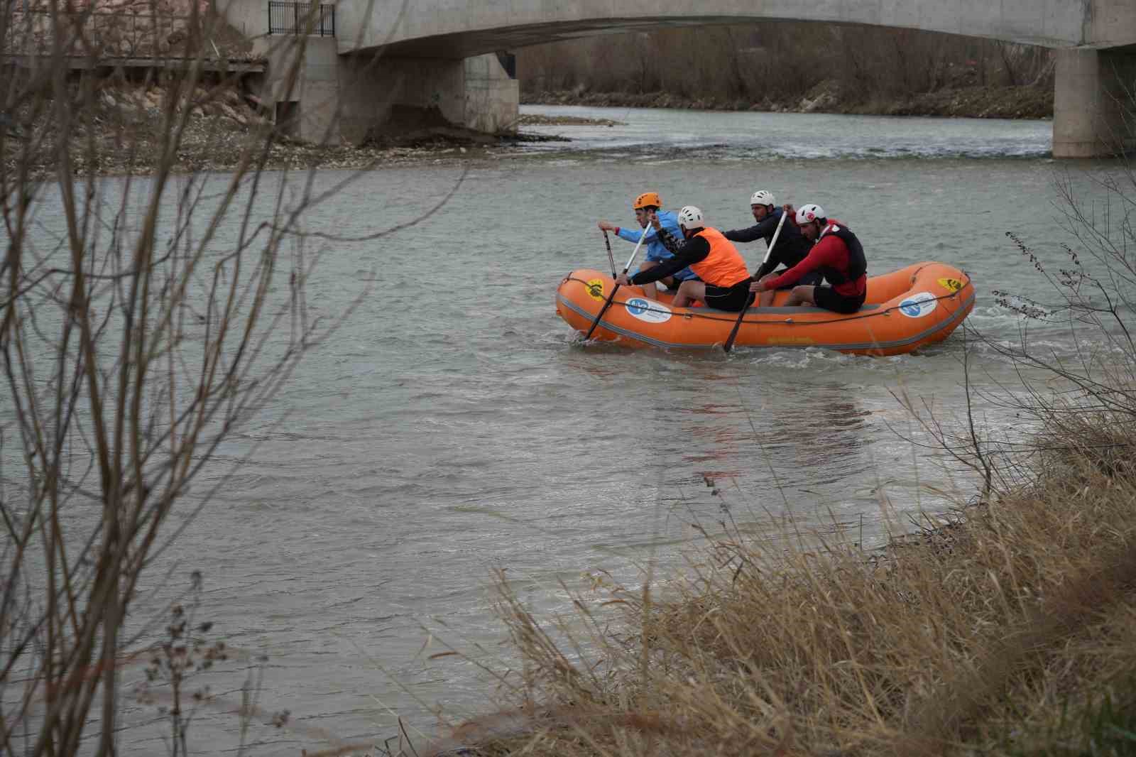 Bayburt Üniversiteler Arası Rafting Şampiyonası nehir inişi yarışıyla tamamlandı

