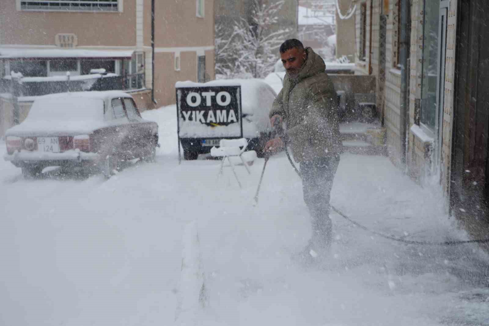 Bayburtlu esnaftan karla mücadeleye pratik çözüm: Karı yüksek basınçlı suyla temizledi
Bayburtlu esnaftan karla mücadeleye pratik çözüm: Karı yüksek basınçlı suyla temizledi