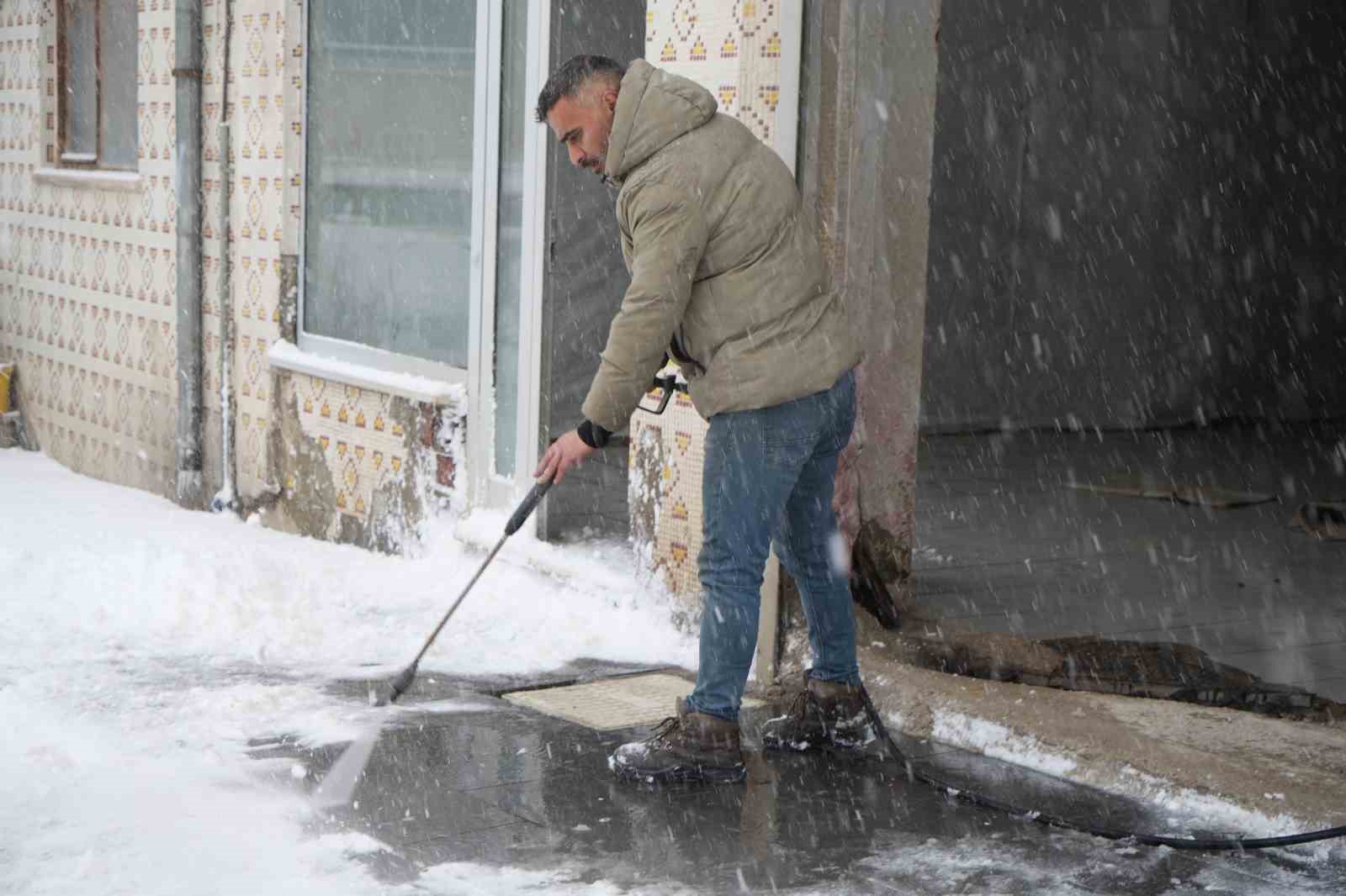 Bayburtlu esnaftan karla mücadeleye pratik çözüm: Karı yüksek basınçlı suyla temizledi
Bayburtlu esnaftan karla mücadeleye pratik çözüm: Karı yüksek basınçlı suyla temizledi