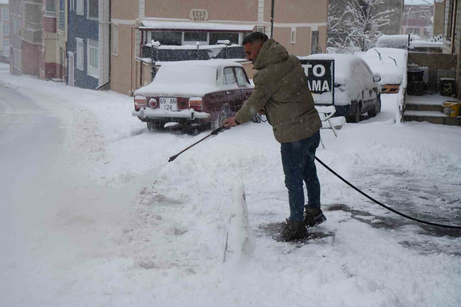 Bayburtlu esnaftan karla mücadeleye pratik çözüm: Karı yüksek basınçlı suyla temizledi
Bayburtlu esnaftan karla mücadeleye pratik çözüm: Karı yüksek basınçlı suyla temizledi