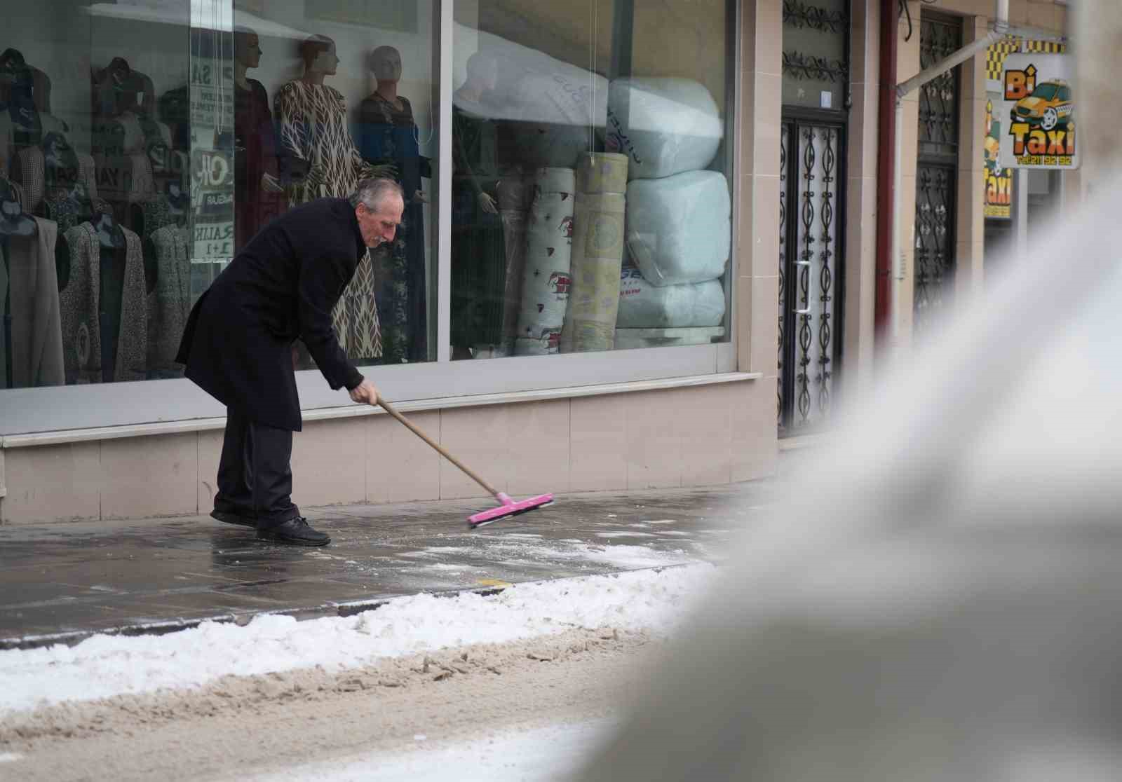 Bayburtlu esnaftan karla mücadeleye pratik çözüm: Karı yüksek basınçlı suyla temizledi
Bayburtlu esnaftan karla mücadeleye pratik çözüm: Karı yüksek basınçlı suyla temizledi